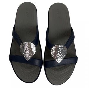 Never worn Crocs Sanrah Hammered Tear Drop Sandals Size: 6